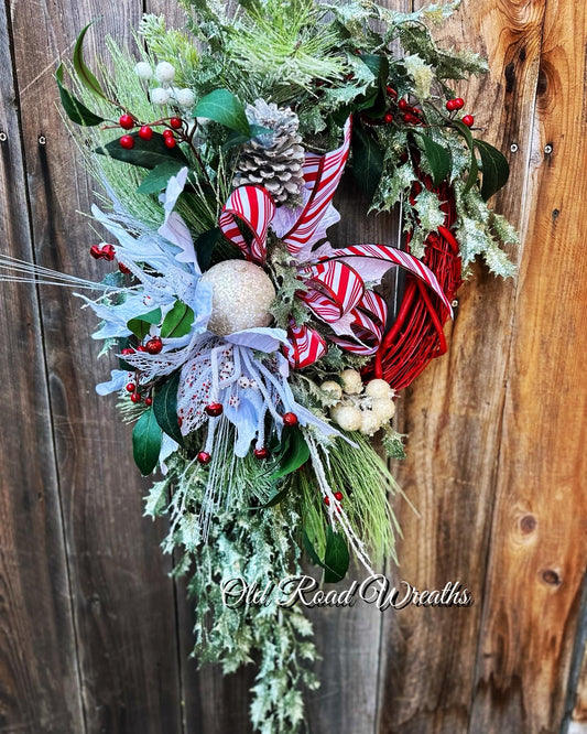 Mistletoe & Poinsettia Oval Wreath, Misty