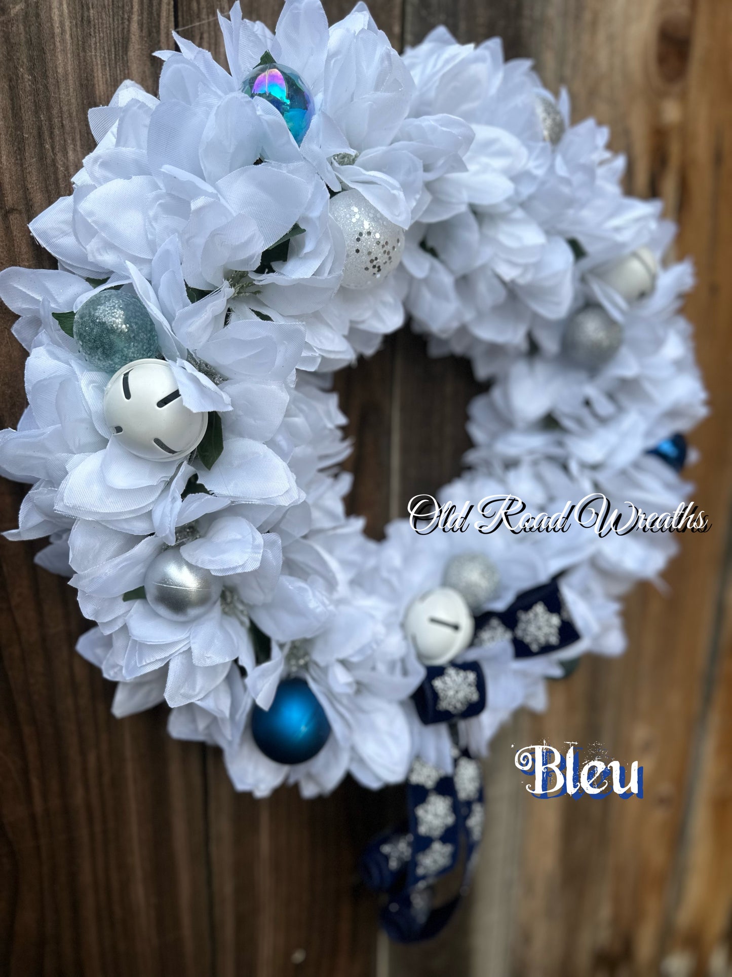 White Poinsettia with Ornaments Wreath, Bleu