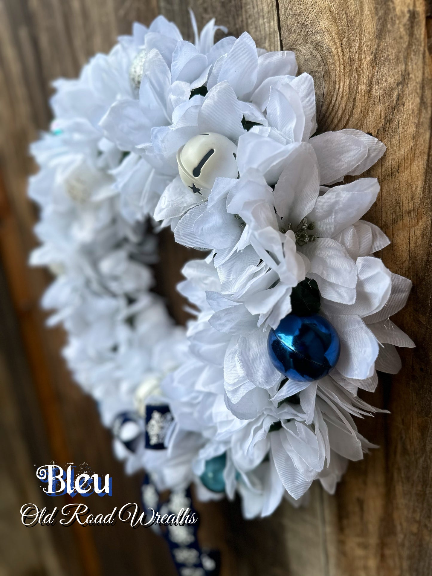 White Poinsettia with Ornaments Wreath, Bleu